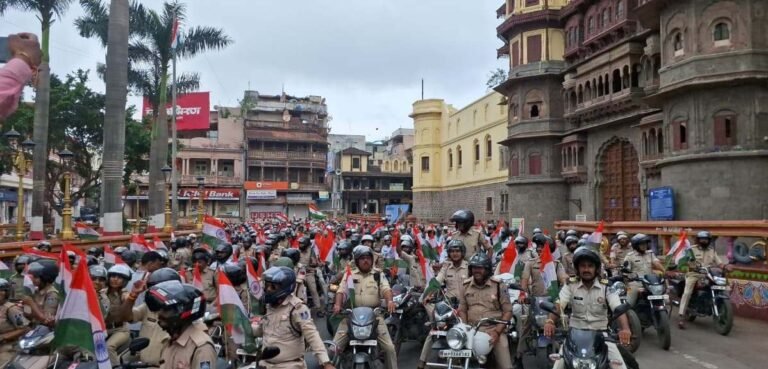 इंदौर पुलिस ने बाईक पर सवार हो हाथों में तिरंगा थामकर दिया देशभक्ति का संदेश