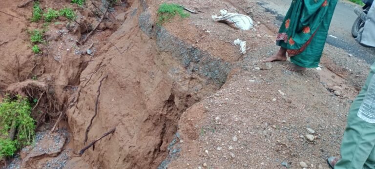 नीचे में कुंआ का खतरा तो ऊपर में रोड से कटी खाई दे सकती है बड़ी घटना को अंजाम।