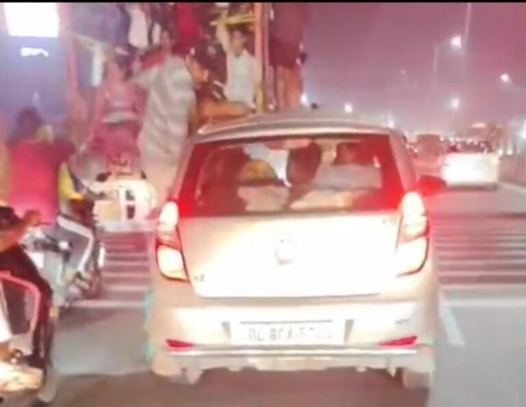 खिड़की पर लटक कर स्टंट करने का वीडियो सोशल मीडिया पर जमकर वायरल