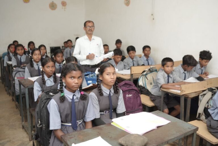 विज्ञान शिक्षक श्री रात्रे की नियुक्ति ने माध्यमिक शाला लैंगा में बदला शिक्षा का स्तर