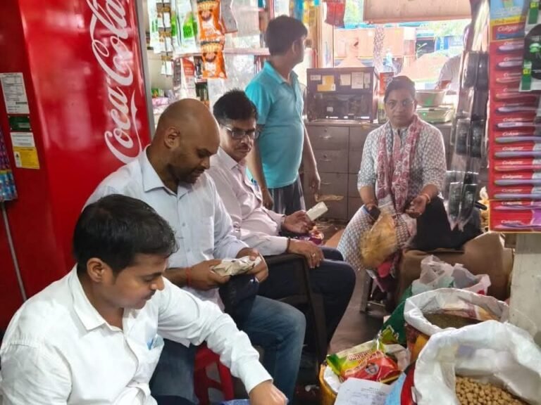 नवरात्रि से पहले खाद्य विभाग की छापेमारीः आगरा लैब भेजे गए 9 नमूने, 2 टीमों ने किराना स्टोर्स से लिए सैंपल।