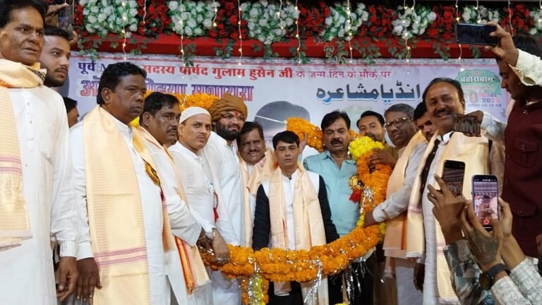 पार्षद गुलाम हुसैन के सम्मान में आल इंडिया मुशायरा सम्पन्न