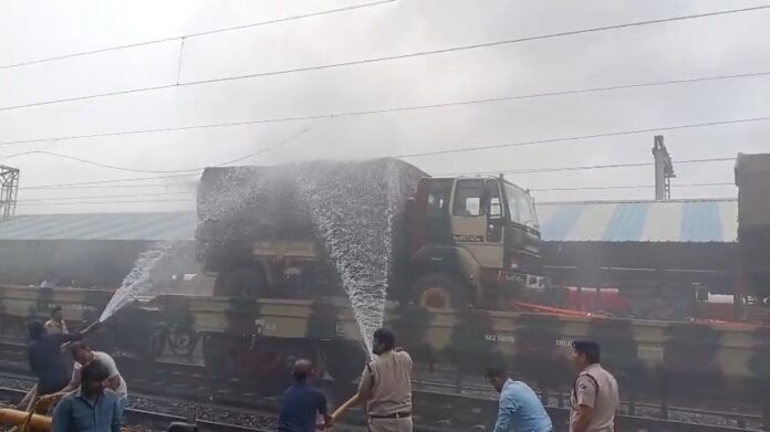 gjs2bs0s_ujjain-army-truck-fire-_625x300_21_September_25