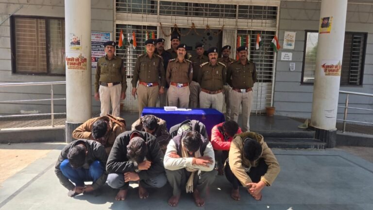 नरसिंहपुर पुलिस की बड़ी कार्रवाई – 8 जुआरी गिरफ्तार, ₹56,650 नकद समेत ताश की गड्डी जब्त