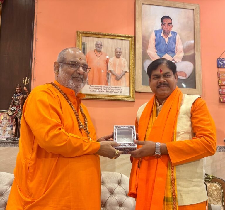 दिल्ली के कालकाजी मंदिर पहुंचे बिहार के विधायक मिथिलेश तिवारी कालिका पीठाधीश्वर महंत सुरेन्द्रनाथ अवधूत महाराज से लिया आशीर्वाद