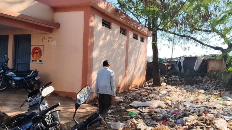 स्वच्छता अभियान की उड़ रही धज्जियां, मेंहदवानी जनपद पंचायत परिसर में शौचालय पर ताला, बाजू में बना कचरा खाना बना गंदगी का अड्डा