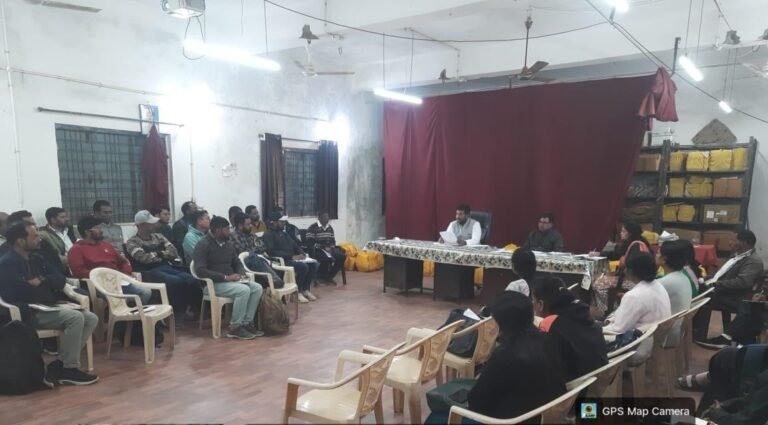 एसडीएम श्री एश्वर्य वर्मा ने ली पटवारियों की समीक्षा बैठक, राजस्व कार्यों को समय सीमा में पूर्ण करने के दिए निर्देश