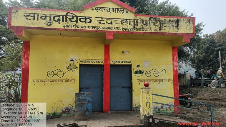 ग्राम पंचायत मालपुर में  श्रद्धालुओं की भारी भीड़, सामुदायिक शौचालय बंद होने से लोग परेशान