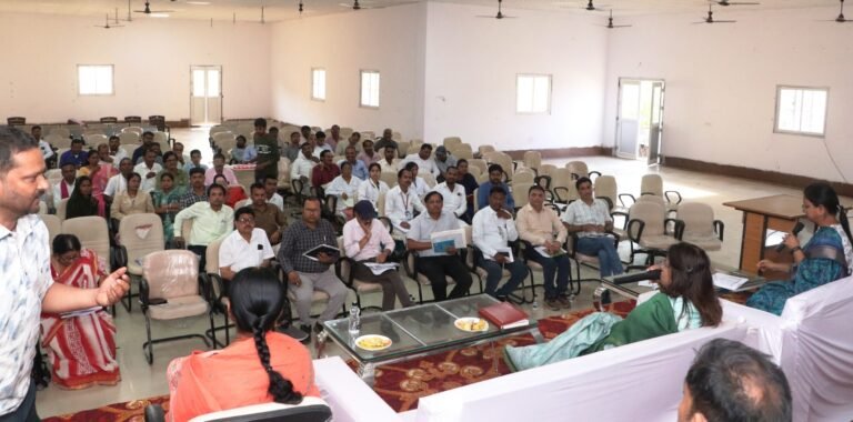 कलेक्ट्रेट ऑडिटोरियम में अशासकीय विद्यालयों की समीक्षा बैठक आयोजित