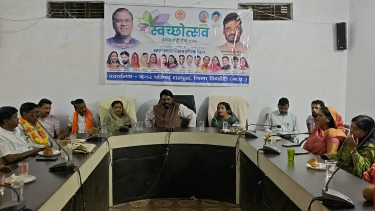 नगर परिषद् सभा कक्ष में अनावश्यक लगे स्वागत गेट को लेकर विधायक धुर्वे ना जताई आपत्ति