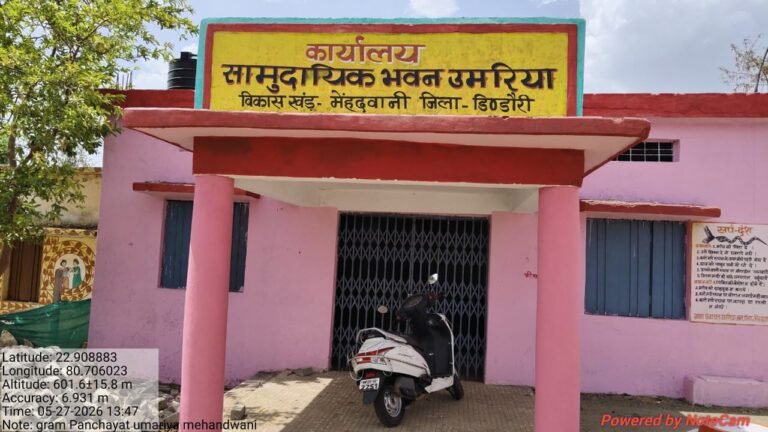 पंचायत भवन में लटका ताला, सचिव-सरपंच नदारद, ग्रामीण परेशान