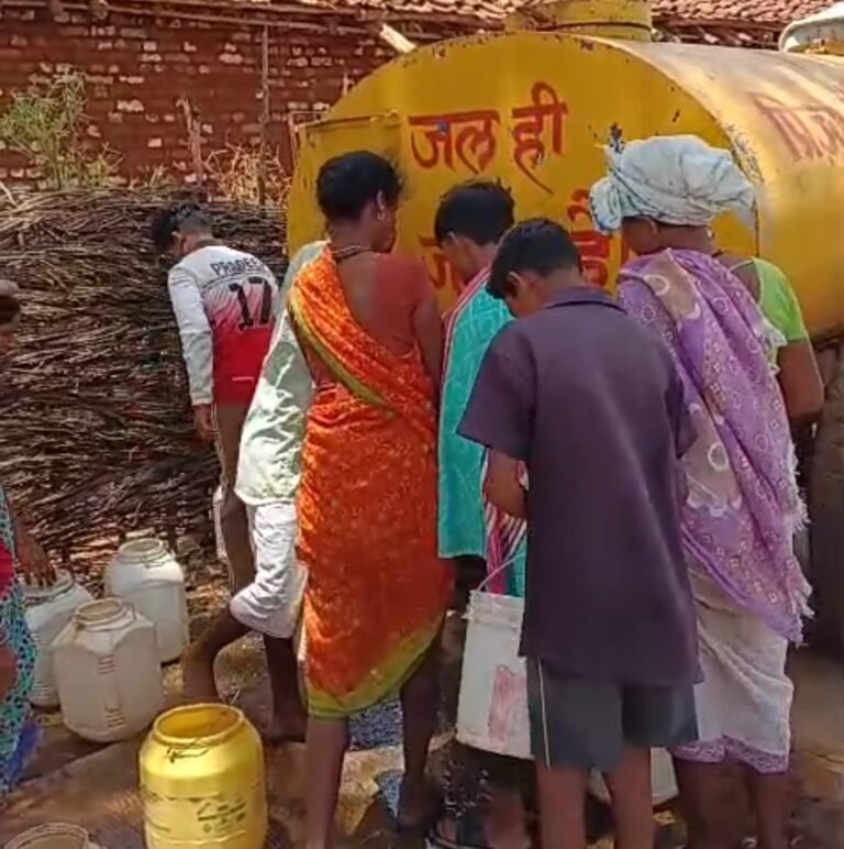 खबर का बड़ा असर : वनग्राम खमरिया में पहुंचा प्रशासन, ग्रामीणों को मिला पानी
