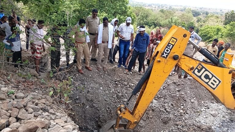 डिंडोरी जिले के शहपुरा थाना क्षेत्र के पड़रिया कला गांव में छुई मिट्टी की खदान धंसने से बड़ा हादसा हो गया है।