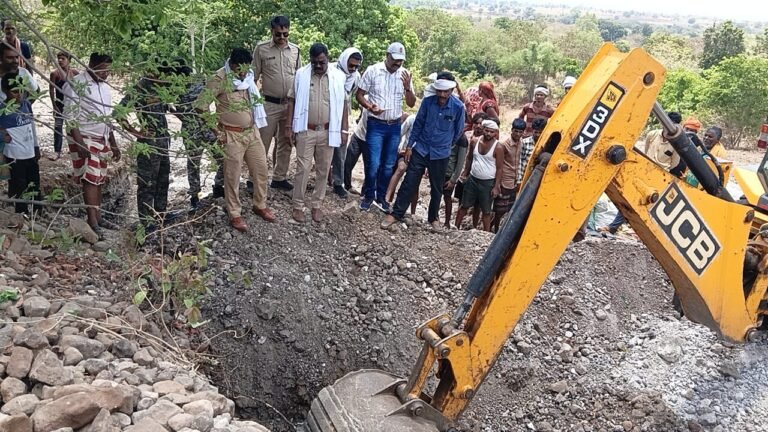 शहपुरा थाना क्षेत्र के पड़रिया कला गांव में छुई मिट्टी की खदान धंसने से बड़ा हादसा हो गया है।