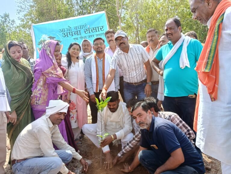 विश्व पर्यावरण दिवस पर राज एक्सप्रेस के तत्वाधान में शारदा टेकरी में बृहद पौधारोपण अभियान हुआ आयोजित