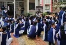बैतूल में स्कूली छात्राओं का गंभीर आरोप: लैब असिस्टेंट पर पोक्सो एक्ट के तहत मामला दर्ज, कार्रवाई की मांग को लेकर थाने में धरना