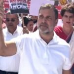 HIGH-VOLTAGE DRAMA: बैरिकेड पर चढ़े राहुल गांधी, हिरासत से भागकर प्रियंका के साथ आकाशवाणी भवन के पेड़ के नीचे धरने पर बैठे