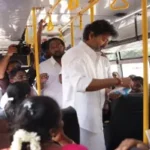 कंडक्टर के रोल में दिखे CM विजय; महिलाओं को अपने हाथों से काटा सरकारी बस का फ्री टिकट, वीडियो वायरल!